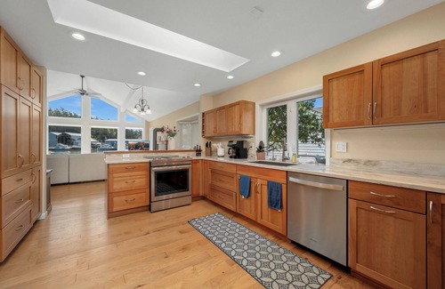 La Conner House | Waterfront View Retreat on Swinomish Channel – 2BR + Den - 30 Day Stay Min