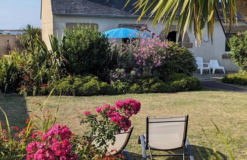 Plougoulm Villa | WATERFRONT VILLA BREATHTAKING VIEW OF THE SEA AND THE ISLAND OF SIECK GR34 ENCLOSED GROUNDS