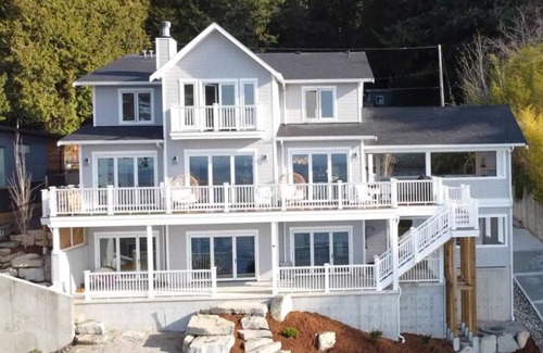 Roberts Creek Apartment | Waterfront Whale Watching Suite! Cozy & Private (Sleeps 4)!