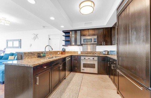 McCully - Moiliili Condo | Watermark - Luxury 2BD/2BA/2PA on 36th floor with an Ocean View!