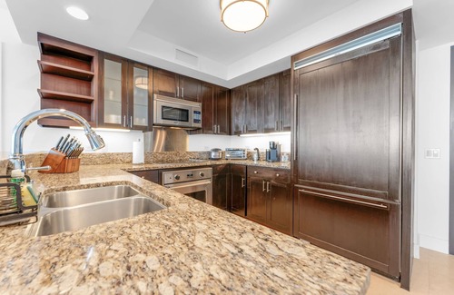 McCully - Moiliili Condo | Watermark - Luxury 2BD/2BA/2PA on 36th floor with an Ocean View!
