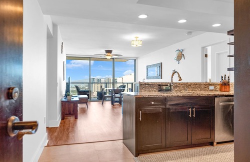 McCully - Moiliili Condo | Watermark - Luxury 2BD/2BA/2PA on 36th floor with an Ocean View!