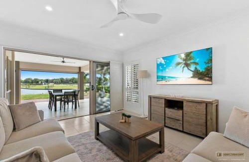Banksia Beach House | Waters Edge!
