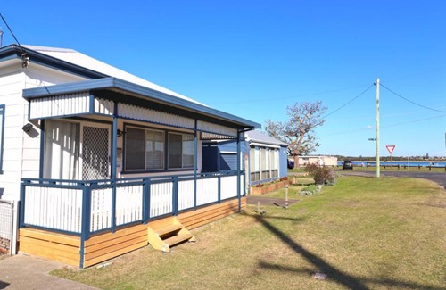 Blacksmiths House | Waterside Retreat at Blacksmiths Beach - Swansea Channel