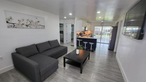 Pleasure Isles House | Waterside Serenity