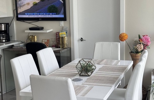 Crosstown Condo | Waterview Bright AC condo in vancouver DT2BR3BD 2BTsleeps 6 guests free parking