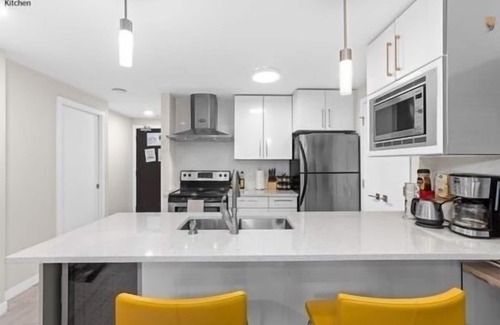 Crosstown Condo | Waterview Bright AC condo in vancouver DT2BR3BD 2BTsleeps 6 guests free parking