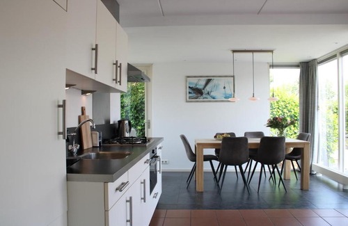 Langweer House | Watervilla de Rietzanger by Droomvilla