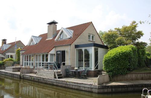 Langweer House | Watervilla de Rietzanger by Droomvilla