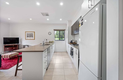 Bendigo House | Wattle Gem Townhouse with Free WiFi