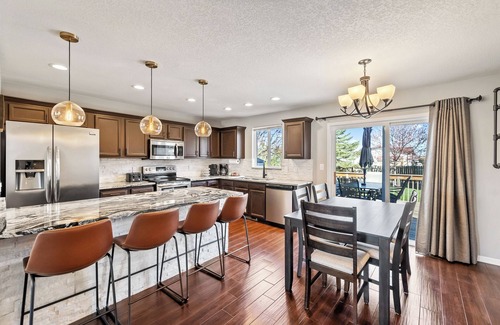 Waukee House | Waukee Retreat, nestled in the heart of the city, stylish and spacious house.