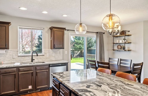 Waukee House | Waukee Retreat, nestled in the heart of the city, stylish and spacious house.