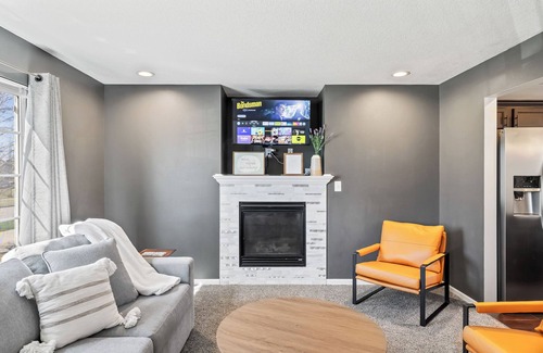 Waukee House | Waukee Retreat, nestled in the heart of the city, stylish and spacious house.