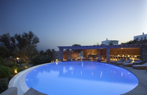 Xilokeratidi House | Wave18 Spacious,Luxurious,Contemporary,3 swimming pools,Gym,Spa,Sea View.