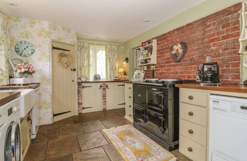 Weybread Cottage | WAVENEY COTTAGE, pet friendly, character holiday cottage in Harleston