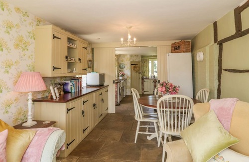 Weybread Cottage | WAVENEY COTTAGE, pet friendly, character holiday cottage in Harleston