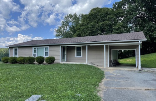Sparta House | We are located in the beautiful blue ridge mountains