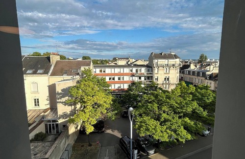 Barbatre Apartment | We Live In R - Suite 403