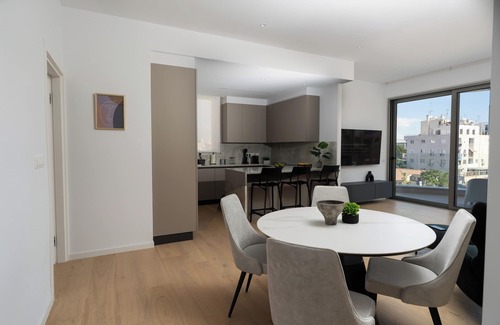 Acropolis Apartment | WealthyStays Parkside Residence