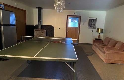 Pleasant Valley House | Wedding/Event 7 acre MCM Main house, 4 cabins, Bunkhouse IG astroranchpdx