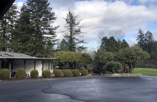 Pleasant Valley House | Wedding/Event 7 acre MCM Main house, 4 cabins, Bunkhouse IG astroranchpdx