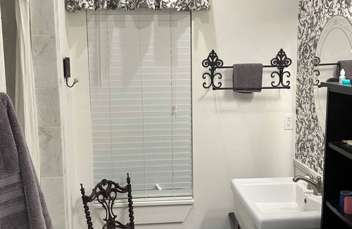 Caldwell House | Weekend Get-A-Way/Game Day Sleep-Over/BBQ Trail Local Central. We've Got it All!