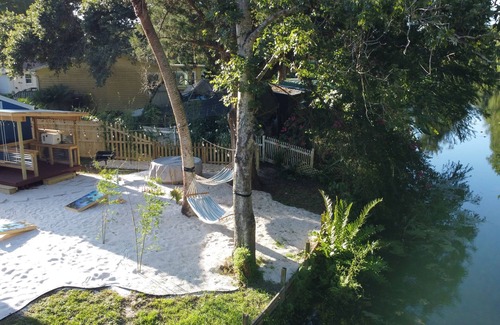 Weeki Wachee Gardens House | Weeki Wachee River Beach Retreat: with Tiki Bar, Fire Pit Hot Tub & Clear Kayaks
