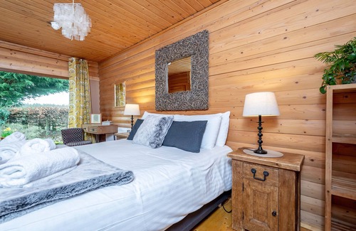 Ladybank Cabin | WeeOne at Redlands Country Lodge. Log cabin apt with private hot tub.
