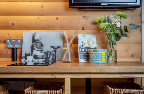 Ladybank Cabin | WeeOne at Redlands Country Lodge. Log cabin apt with private hot tub.