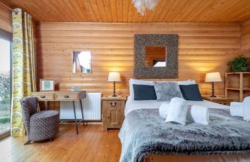 Ladybank Cabin | WeeOne at Redlands Country Lodge. Log cabin apt with private hot tub.