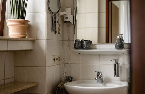 Schweich Bed & Breakfast | Weinatrium Wallerath OHG - double room with shower and toilet