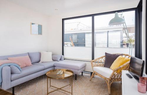 Offingawier House | Welcome in - Houseboat Agua Dolce met tuin, Paviljoenwei 4, Sneek - Offingawier