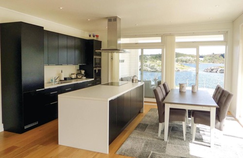 Torangsvag House | Welcome to a wonderful holiday home close to the seaside on Storholmen.