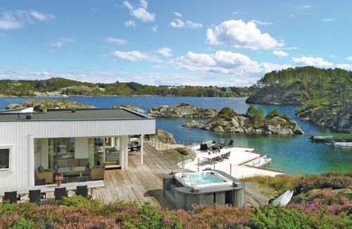 Torangsvag House | Welcome to a wonderful holiday home close to the seaside on Storholmen.
