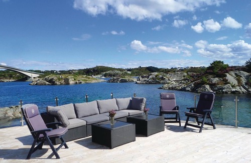 Torangsvag House | Welcome to a wonderful holiday home close to the seaside on Storholmen.