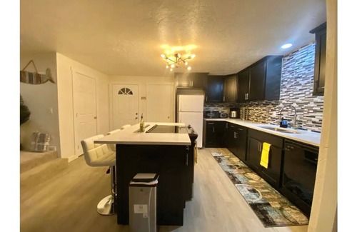 Thurston Apartment | WELCOME TO DEWEY DUCK HOUSE-B! 2BR & 2BA 6-Guests