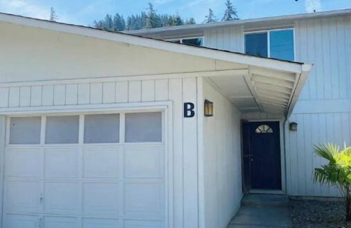 Thurston Apartment | WELCOME TO DEWEY DUCK HOUSE-B! 2BR & 2BA 6-Guests