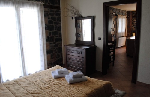 Loutraki House | Welcome to Guesthouse Yades, Quad Studio!
