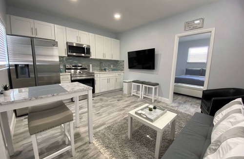 Hollywood Apartment | Welcome to Maya's Blue Lagoon Luxury Suite