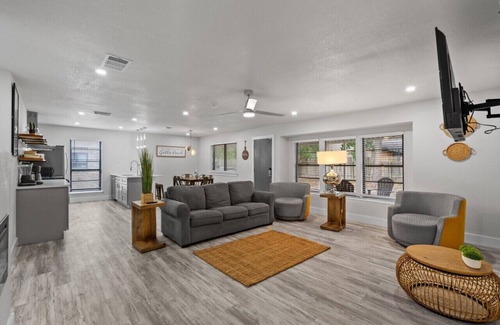 Egger Acres House | Welcome to our 5 Bedroom Home. 10 mins to Kalahari