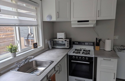 Grimsby Apartment | Welcome to our Cozy Gateway Getaway!