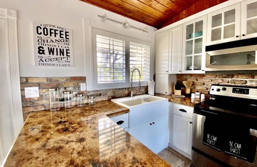 Twin Lakes House | Welcome to Paradise/Waterfront Retreat/Jacuzzi Outdoor kitchen & Entertainment