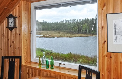 Saxan Apartment | Welcome to Saxån and this idyllically located vacation home right by the lake.