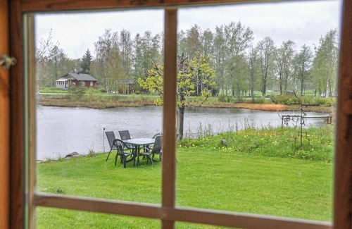Saxan Apartment | Welcome to Saxån and this idyllically located vacation home right by the lake.
