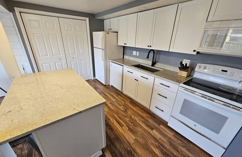Cloverdale Cottage | Welcome to the 5 horizons Lake House-FREE KAYAK USE- PONTOON AVAILABLE