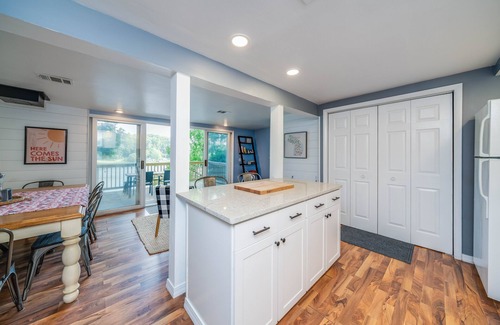 Cloverdale Cottage | Welcome to the 5 horizons Lake House-FREE KAYAK USE- PONTOON AVAILABLE
