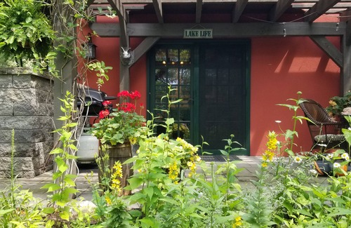 Red Hook Apartment | WELCOME TO THE COUNTRY - LAKE FRONT PROPERTY - THE FOX DEN STUDIO