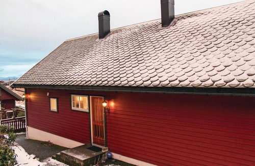 Flora Municipality House | Welcome to the island paradise of Reksta.