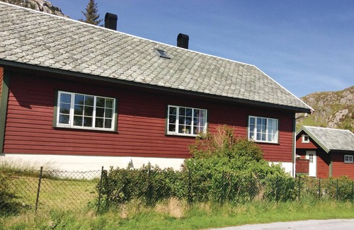 Flora Municipality House | Welcome to the island paradise of Reksta.