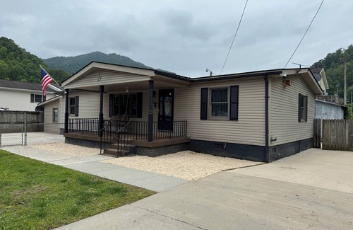 Kenvir House | Welcome to The Mayor's Retreat! 4-bedroom house in Evarts KY. Book now
